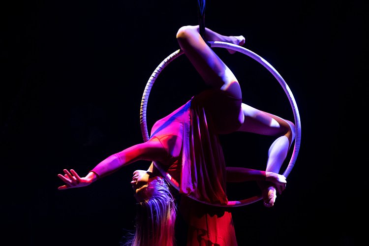 Cirkusová herna a tančírna se vzdušnou akrobacíí